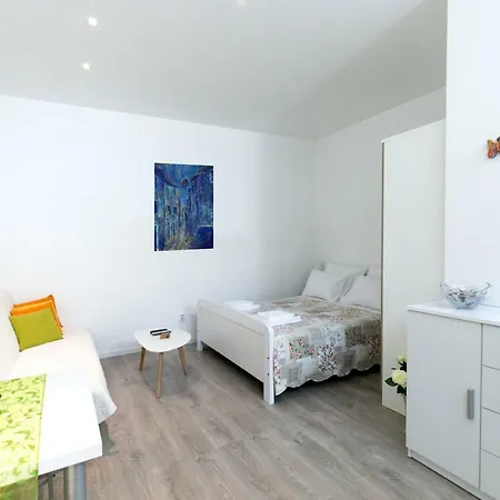 Sara Apartment Split